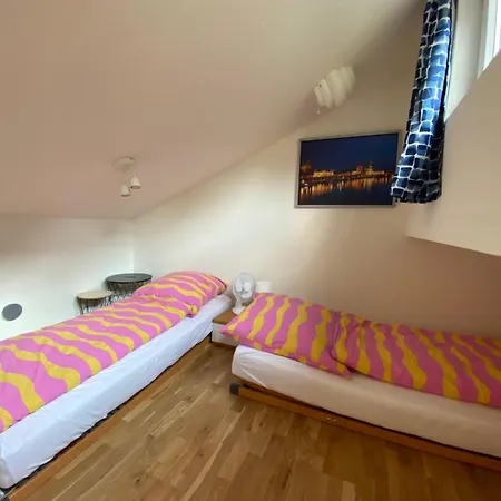 Saxonia Homedeluxe Neue Hochwertige Voll Ausgestattete Mit Kueche Xxl Boxspringerbett 2 Einzelbetten Highspeed Internetflatrate Und Balkon Ideal Fuer Familien Paare Kulturinteressierte Und Geschaeftsreisende Mit Mwst Διαμέρισμα *