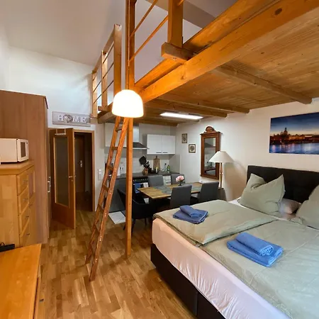 Saxonia Homedeluxe Neue Hochwertige Voll Ausgestattete Mit Kueche Xxl Boxspringerbett 2 Einzelbetten Highspeed Internetflatrate Und Balkon Ideal Fuer Familien Paare Kulturinteressierte Und Geschaeftsreisende Mit Mwst *