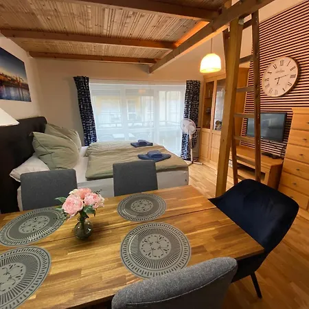 Saxonia Homedeluxe Neue Hochwertige Voll Ausgestattete Mit Kueche Xxl Boxspringerbett 2 Einzelbetten Highspeed Internetflatrate Und Balkon Ideal Fuer Familien Paare Kulturinteressierte Und Geschaeftsreisende Mit Mwst