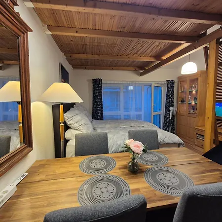 Saxonia Homedeluxe Neue Hochwertige Voll Ausgestattete Mit Kueche Xxl Boxspringerbett 2 Einzelbetten Highspeed Internetflatrate Und Balkon Ideal Fuer Familien Paare Kulturinteressierte Und Geschaeftsreisende Mit Mwst *