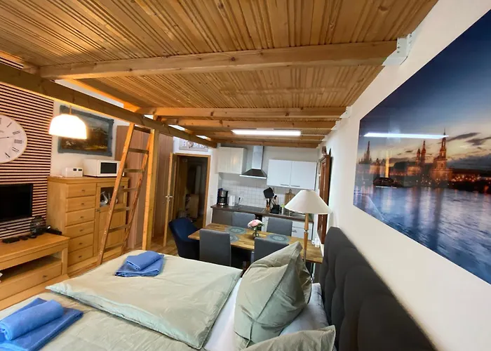 Saxonia Homedeluxe Neue Hochwertige Voll Ausgestattete Mit Kueche Xxl Boxspringerbett 2 Einzelbetten Highspeed Internetflatrate Und Balkon Ideal Fuer Familien Paare Kulturinteressierte Und Geschaeftsreisende Mit Mwst *