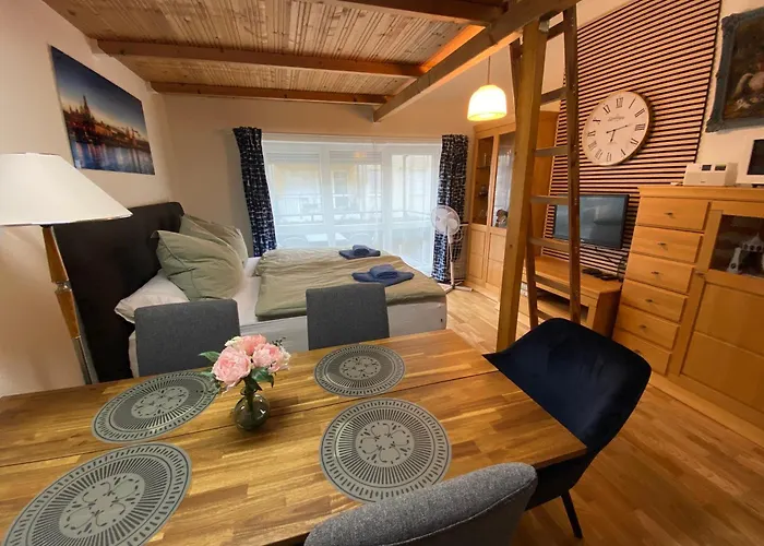 Saxonia Homedeluxe Neue Hochwertige Voll Ausgestattete Mit Kueche Xxl Boxspringerbett 2 Einzelbetten Highspeed Internetflatrate Und Balkon Ideal Fuer Familien Paare Kulturinteressierte Und Geschaeftsreisende Mit Mwst