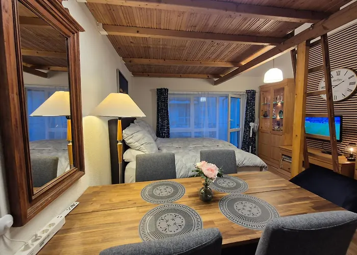 Saxonia Homedeluxe Neue Hochwertige Voll Ausgestattete Mit Kueche Xxl Boxspringerbett 2 Einzelbetten Highspeed Internetflatrate Und Balkon Ideal Fuer Familien Paare Kulturinteressierte Und Geschaeftsreisende Mit Mwst *