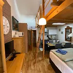 Saxonia Homedeluxe Neue Hochwertige Voll Ausgestattete Mit Kueche Xxl Boxspringerbett 2 Einzelbetten Highspeed Internetflatrate Und Balkon Ideal Fuer Familien Paare Kulturinteressierte Und Geschaeftsreisende Mit Mwst アパート