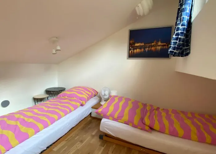 Saxonia Homedeluxe Neue Hochwertige Voll Ausgestattete Mit Kueche Xxl Boxspringerbett 2 Einzelbetten Highspeed Internetflatrate Und Balkon Ideal Fuer Familien Paare Kulturinteressierte Und Geschaeftsreisende Mit Mwst Διαμέρισμα *